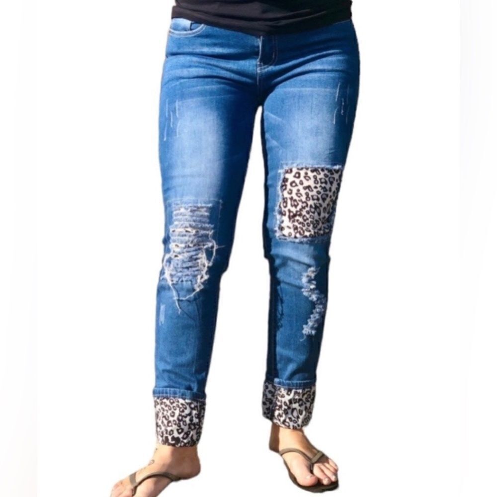 L&B Blue Denim leopard Animal Print Patch
Cuffed crop pants sz 6